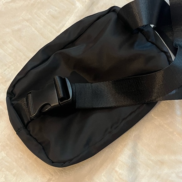 Everest Premium Waist Pack, belt bag, fanny bag. Black and silver - Picture 6 of 7